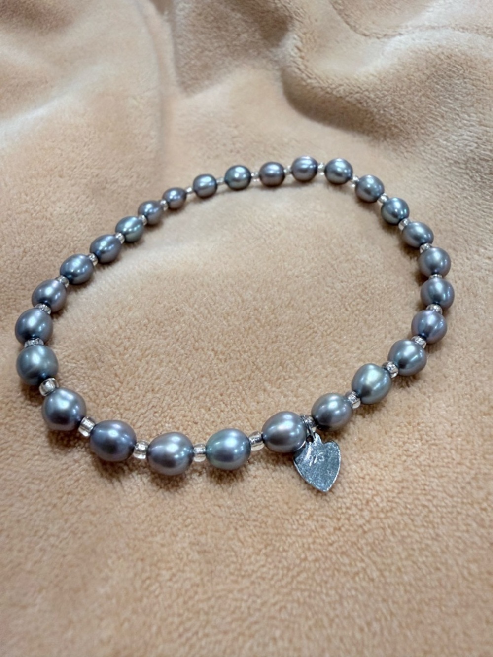 Fresh water grey bracelet with 925 heart charm
